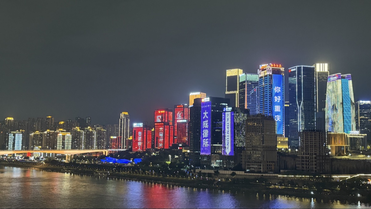 Skyline Giang Bắc Chủy về đêm với dòng chữ Xin chào Trùng Khánh trên các tòa nhà